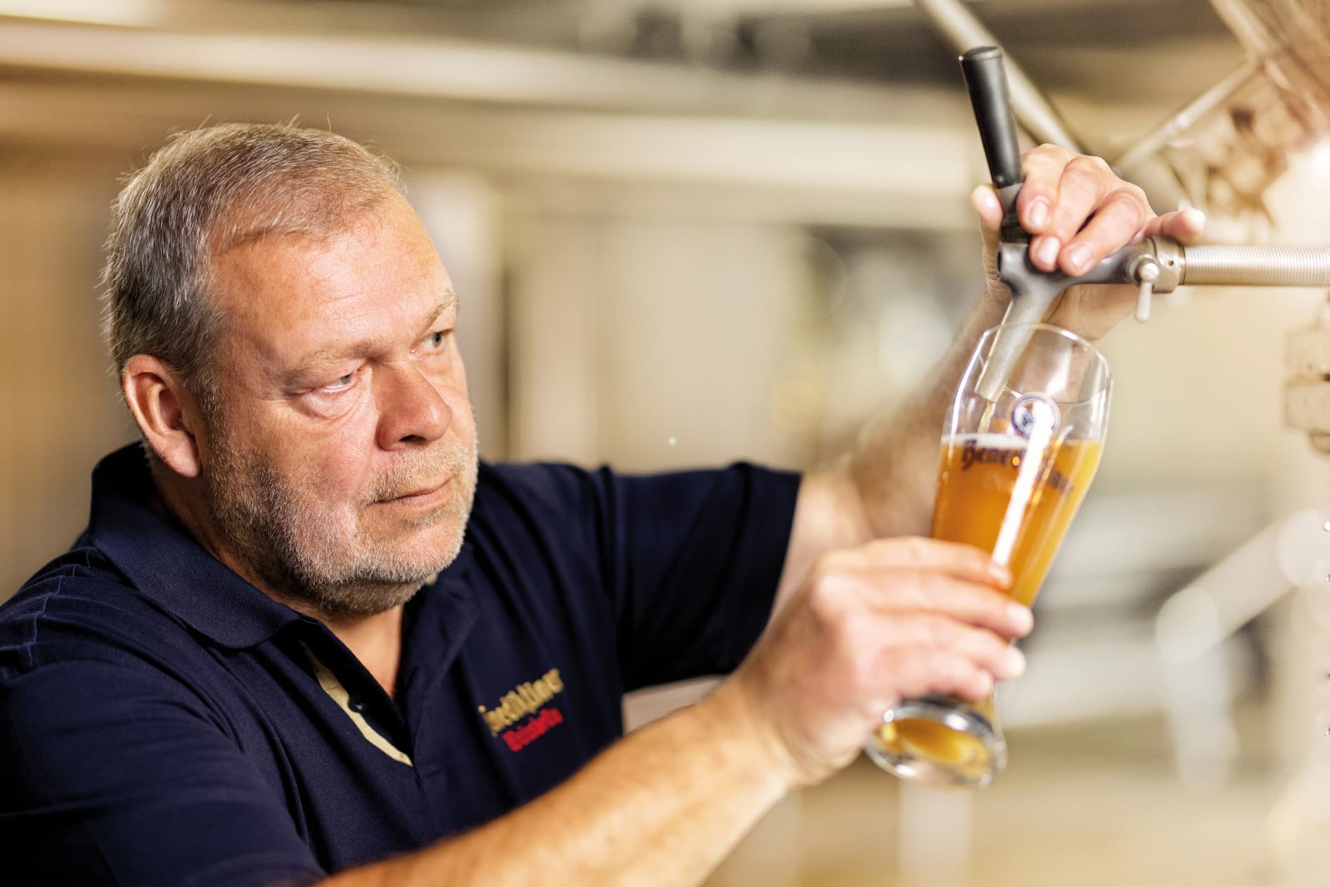 Rót Benediktiner Weissbier từ bồn tại nhà máy bia